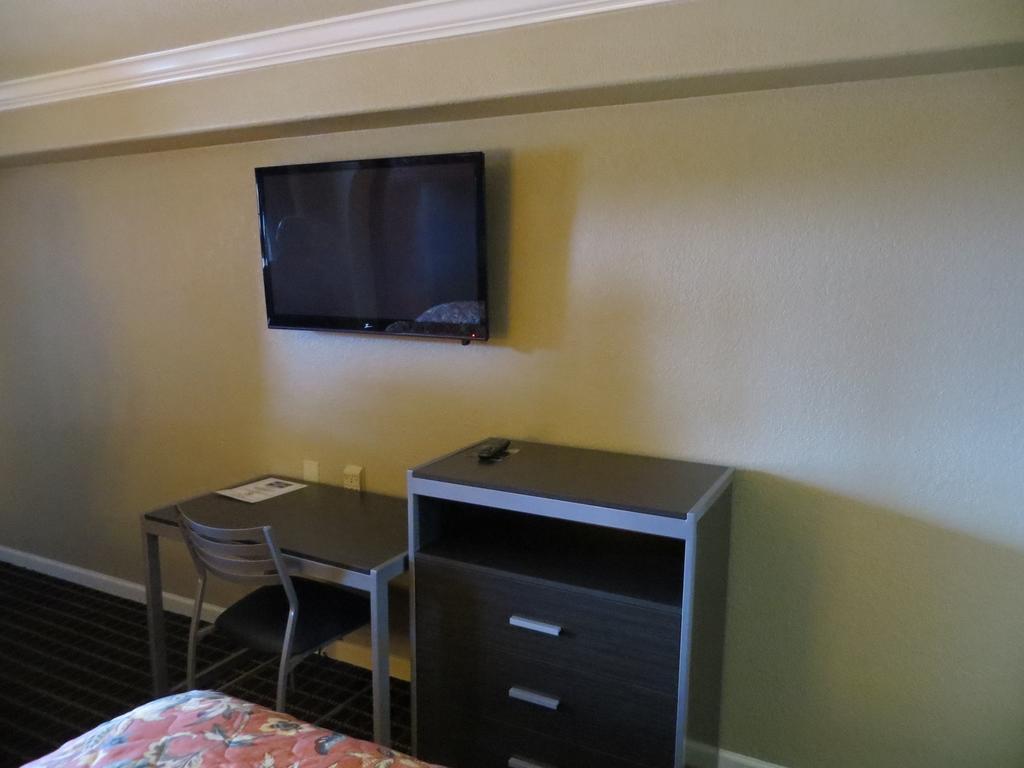 Economy Motel *